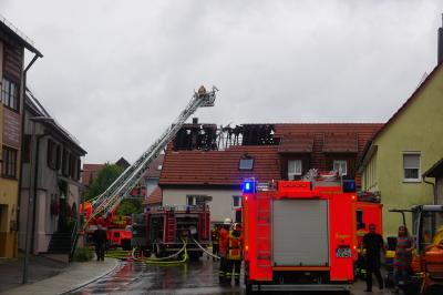 Wangen: Brand im Dachgeschoss entwickelt sich zu Dachstuhlvollbrand - 2 Drehleitern im Einsatz